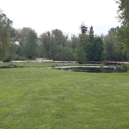 Adorable Maison D'Hotes Bordee D'Etangs Au Calme. Grandcourt  Bagian luar foto